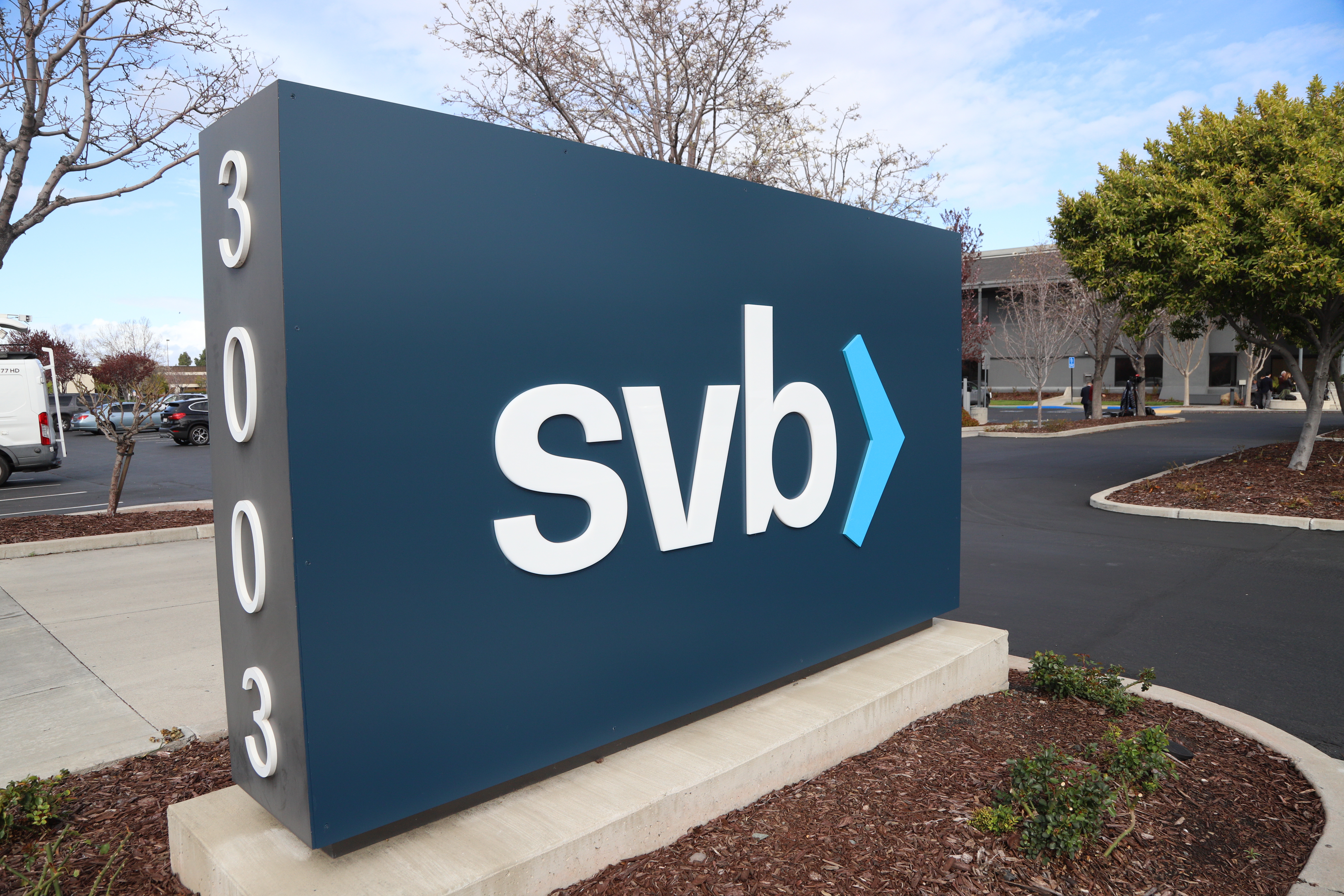 Santa Clara (United States), 13/03/2023.- SVB sign at the headquarters of Silicon Valley Bank (SVB) in Santa Clara, California, USA, 13 March 2023. The Federal Deposit Insurance Corporation (FDIC) took control of the bank's assets, making it the largest bank to do so since the 2008 finical crisis. (Estados Unidos) EFE/EPA/GEORGE NIKITIN