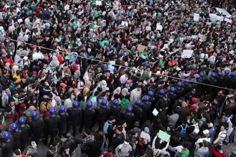 Una marea humana protesta en Argelia contra un quinto mandato de Buteflika