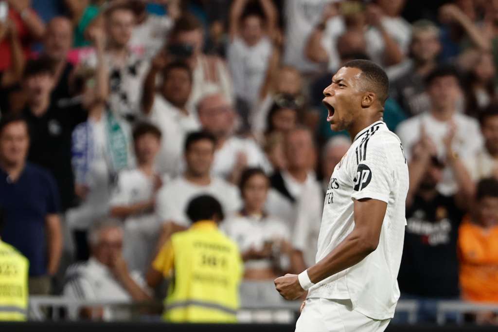 MADRID, 01/09/2024.- El delantero del Real Madrid Kylian Mbappé celebra su segundo gol durante el partido de la cuarta jornada de LaLiga entre el Real Madrid y el Real Betis, este domingo en el estadio Santiago Bernabéu. EFE/Sergio Pérez