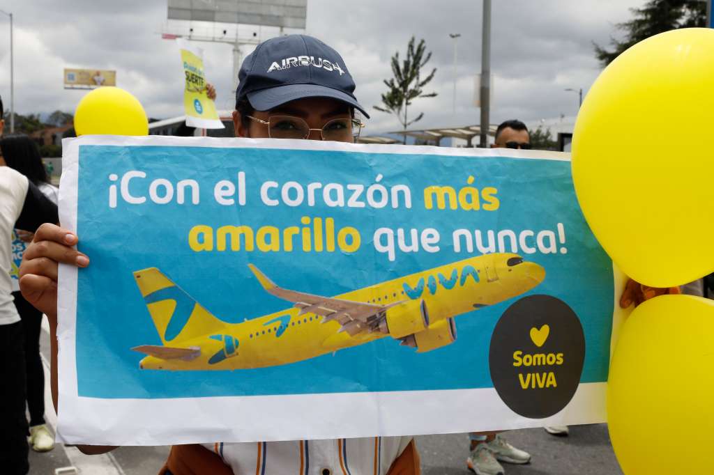 BOG400 BOGOTÁ (COLOMBIA), 03/03/2023.- Con carteles y arengas, trabajadores de la aerolínea Viva Air protestan hoy, para exigir que se conserven sus empleos, frente a la la sede de la Aeronáutica Civil en Bogotá (Colombia). Viva Air, creada en 2009, afronta una crisis financiera grave y tomó la decisión de suspender sus vuelos nacionales e internacionales tras el rechazo de las autoridades a su petición de integración con Avianca, provocando una crisis aérea que se extendió a otros países, especialmente Perú. EFE/Carlos Ortega