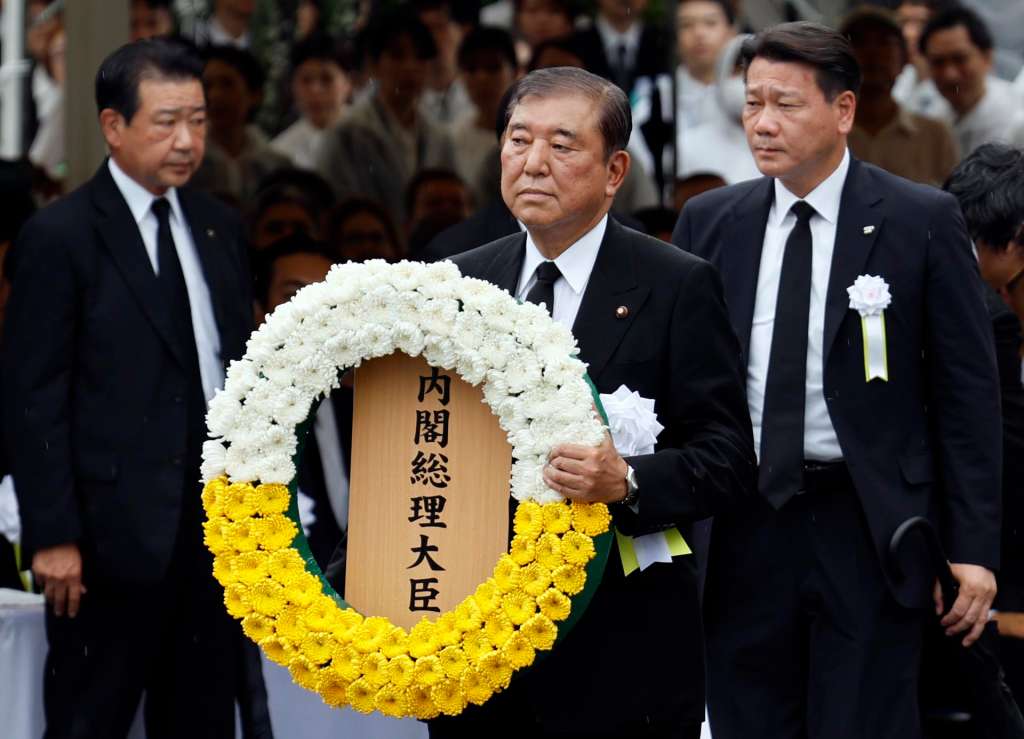 NAGASAKI (Japan), 09/08/2025.- Japanese Prime Minister Shigeru Ishiba holds a flower wreath for the victims of the atomic bombing during the 80th Nagasaki Peace Ceremony at the Peace Park in Nagasaki, southwestern Japan, 09 August 2025. In 1945, the United States dropped two nuclear bombs over the cities of Hiroshima and Nagasaki on 06 and 09 August, respectively, killing more than 200,000 people. (Japón, Estados Unidos) EFE/EPA/FRANCK ROBICHON