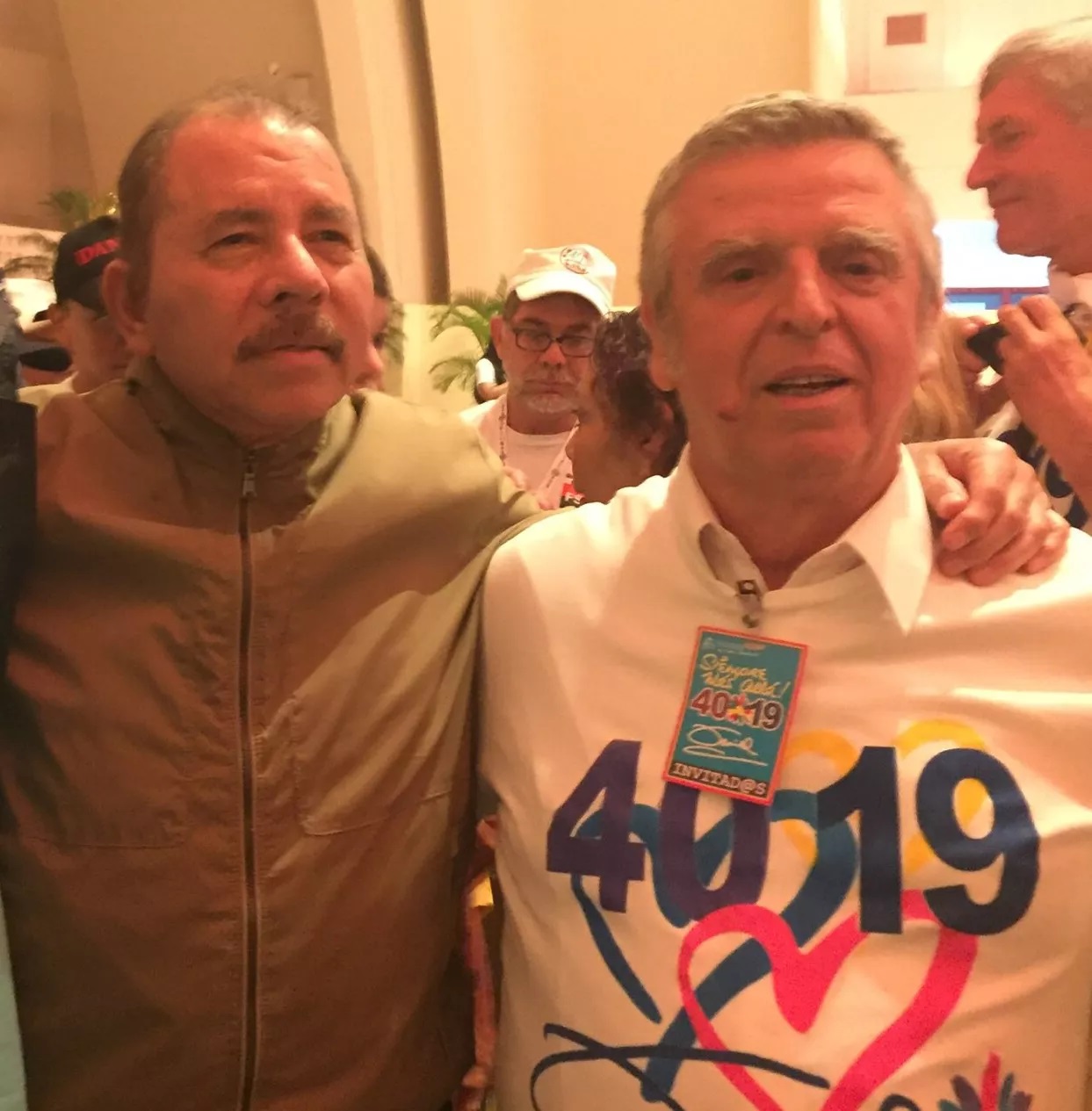 Mario Firmenich junto a Daniel Ortega en un acto político en Nicaragua.
