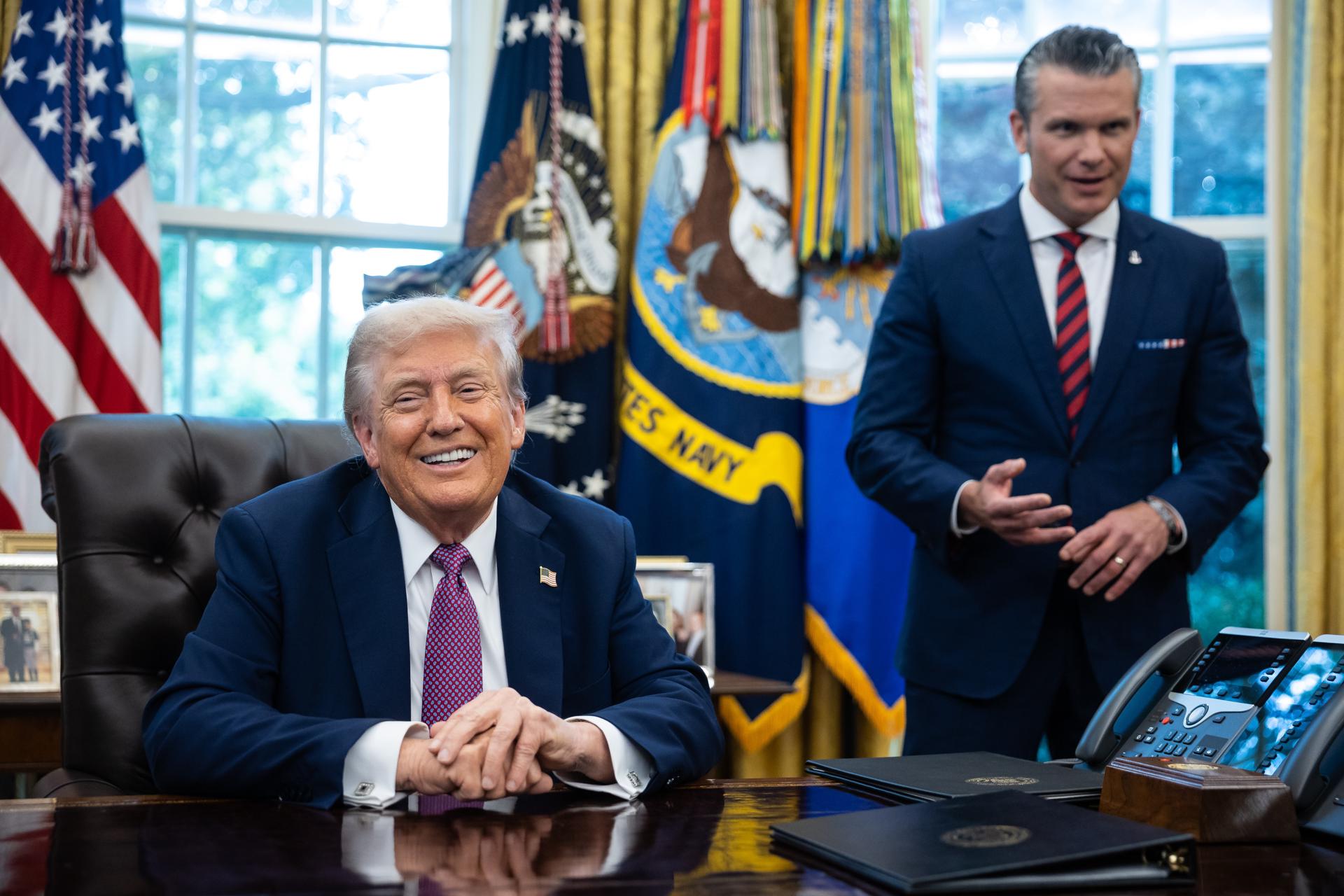 WASHINGTON (United States), 06/09/2025.- US President Donald Trump speaks to the media after signing executive orders including the re-naming of the Department of Defense to the Department of War as U.S. Defense Secretary Pete Hegseth (R), looks on during a press availability in the Oval Office of the White House in Washington, DC, USA, 05 September 2025. EFE/EPA/FRANCIS CHUNG / / POOL