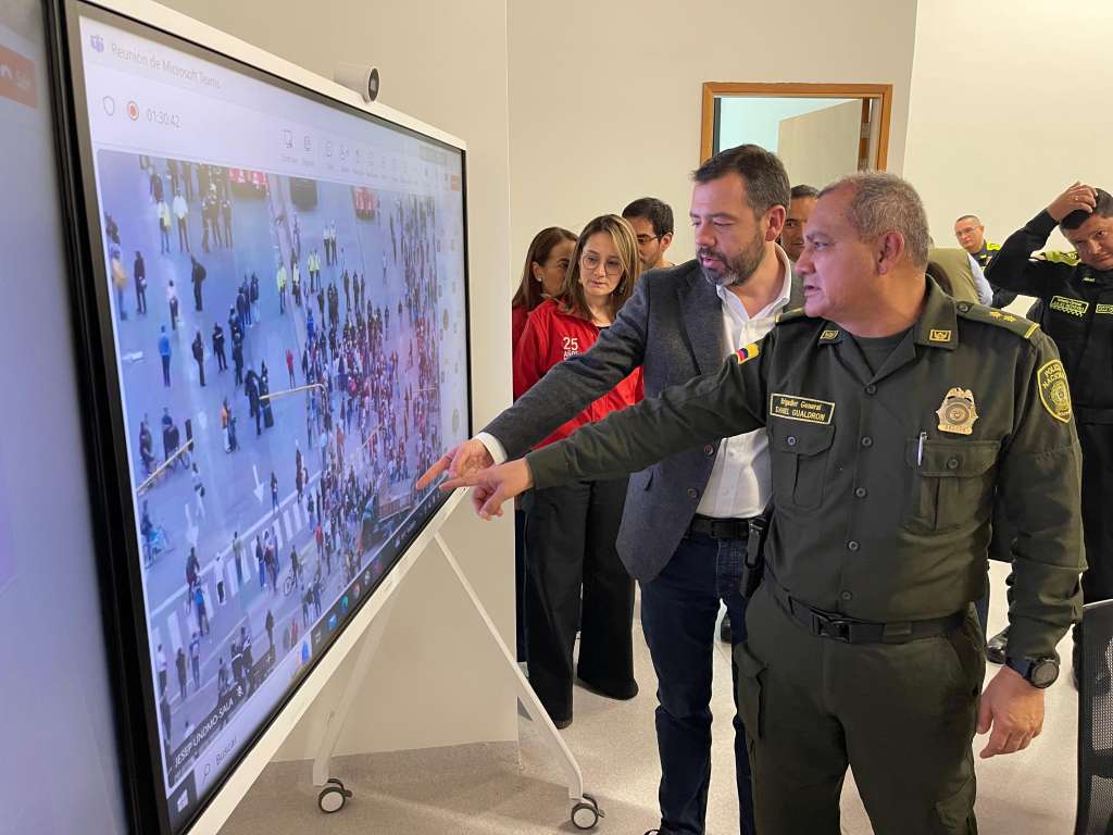 Carlos Fernando Galán coordina la operación en Bogotá con el general Gualdrón.