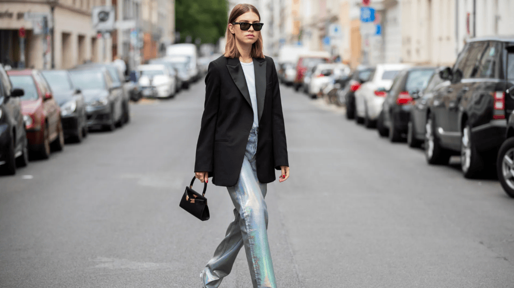 5 formas de usar los pantalones plateados (o galácticos) de moda