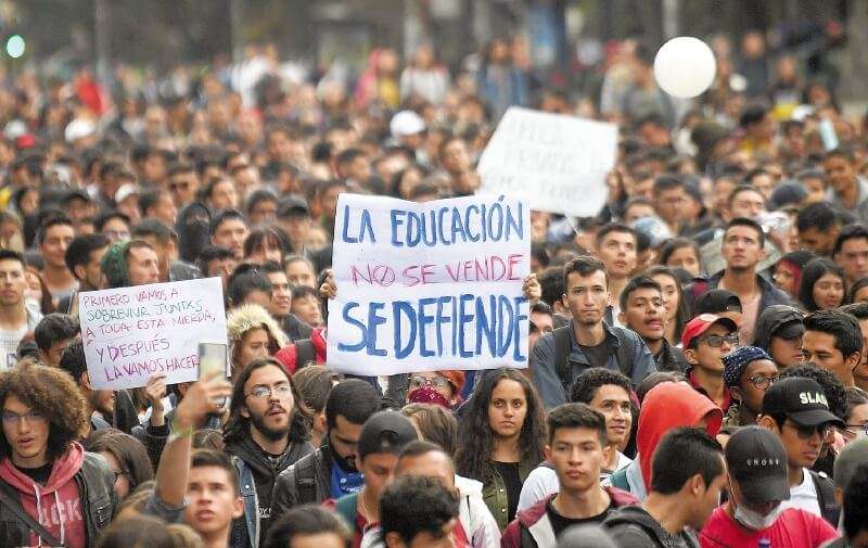 Alrededor de 5.000 estudiantes marcharon este viernes en Bogotá. / Fotos Cristian Garavito