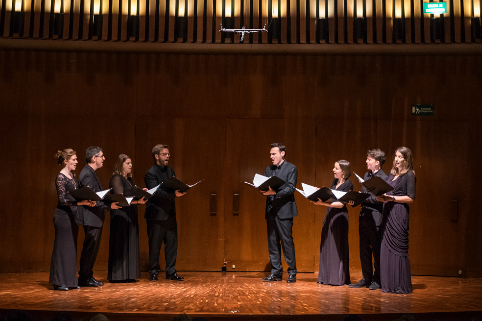 Stile Antico evitó la acartonada disposición por voces para dar paso a un juego de ajedrez en el que, obra tras obra, los cantantes se iban reacomodando en el escenario. / Gabriel Rojas © Banco de la República