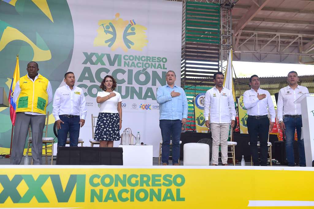 El presidente Iván Duque junto a la ministra del Interior, Nancy Patricia Gutiérrez, junto a líderes comunales en el XXVI Congreso Nacional de Acción Comunal. / Presidencia de la República