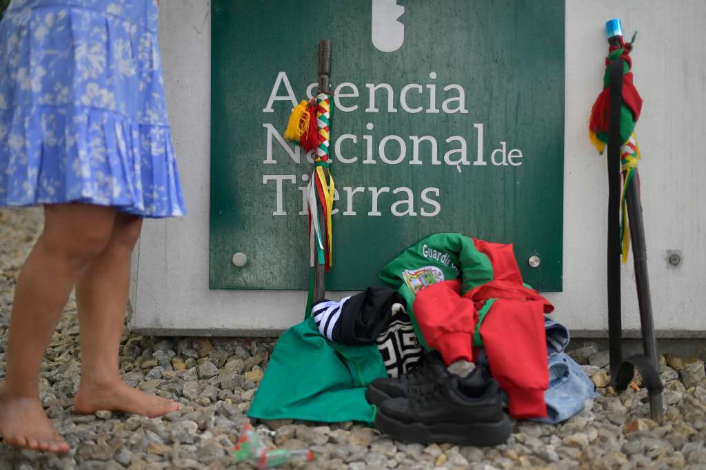 Los indígenas embera levantaron un campamento frente de la Agencia Nacional de Tierras y el Ministerio de Educación en Bogotá, en protesta contra la violencia en el territorio.