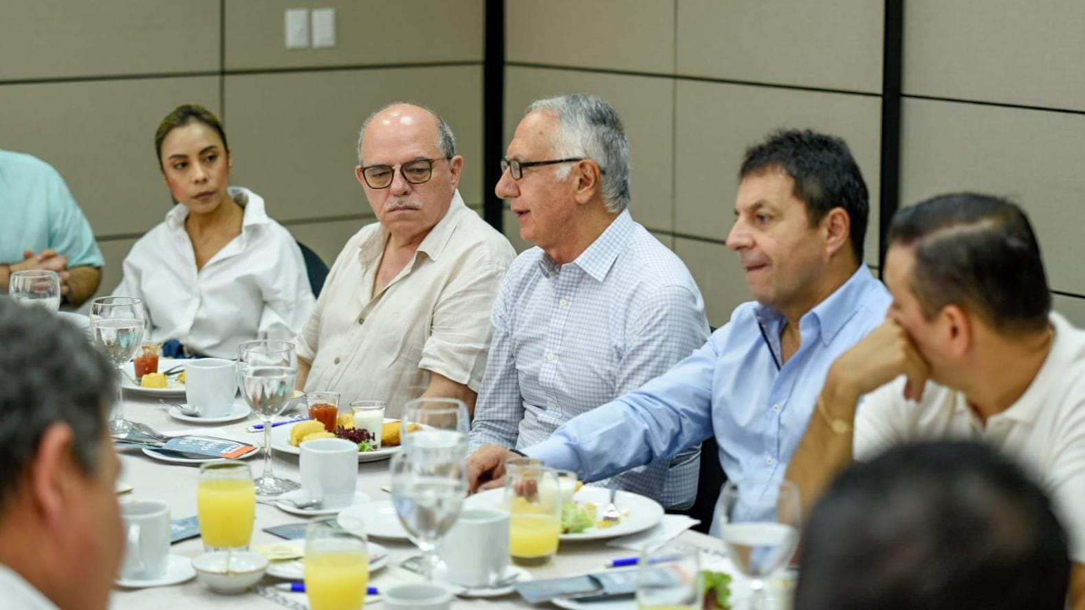 Este viernes 12 de abril se dio una reunión entre el Minsalud y representantes de algunas EPS.