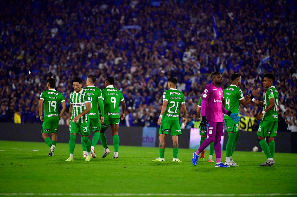 Partido entre Millonarios y Atlético Nacional en el Estadio El Campin de Bogotá
