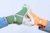 Ugly chic, regresa la tendencia de llevar sandalias con medias