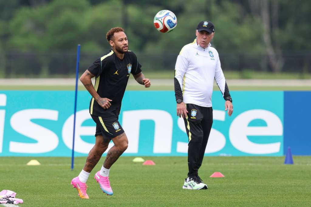 FOTODELDÍA - GRAF894. MORRISTOWN (ESTADOS UNIDOS), 18/06/2026.- El seleccionador de Brasil, Carlo Ancelotti (d), observa al jugador Neymar durante un entrenamiento en el centro de entrenamiento Columbia Park este jueves, en Morristown, New Jersey (EE.UU.). EFE/SEBASTIÃO MOREIRA