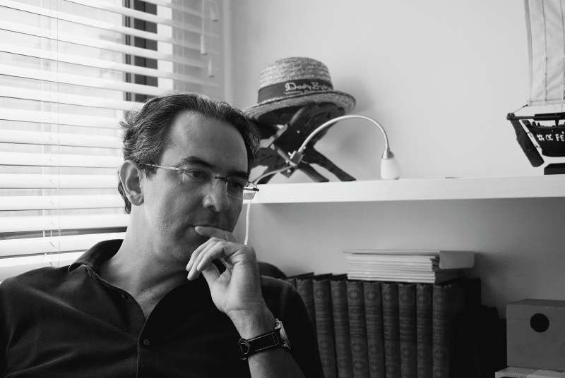 El escritor colombiano Juan Gabriel Vásquez, quien lanzó “Canciones para el incendio”. / Juan Felipe Vásquez