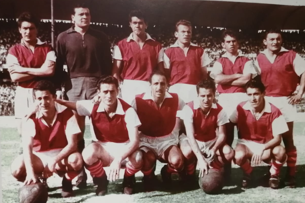 Santa Fe campeón 1960. Arriba: Jaime Silva, Leonardo Bevilacqua, Guillermo Milne, Hernando "Mono" Tovar, Carlos Aponte y Carlos Rodríguez. Abajo: Ricardo Campana, Miguel Resnik, Osvaldo Panzzutto, Alberto Perazzo y Héctor "Zipa" González.