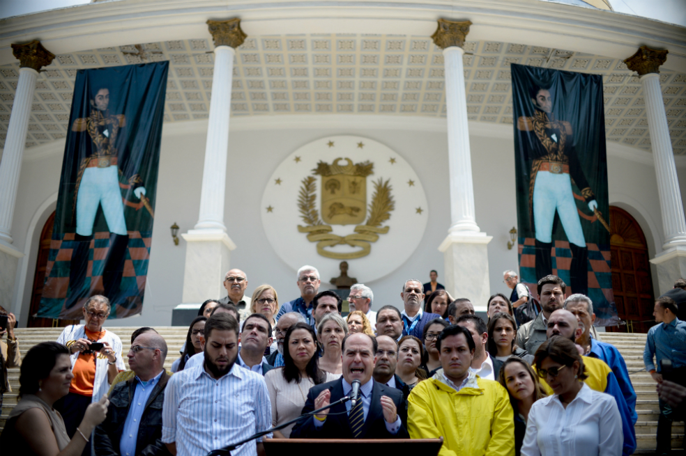 Julio Borges (centro), presidente de la Asamblea Nacional de Venezuela, C), durante la conferencia de prensa en que calificó de "golpe de estado" la decisión del TSJ. / AFP.