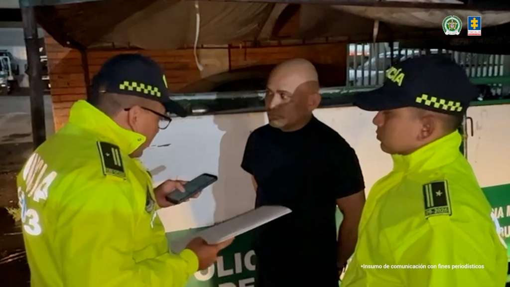 Se trata del subintendente Richard José Sierra Bravo, quien, según la Fiscalía, habría vigilado y escogido la joyería para robarla con los delincuentes. Esto se sabe.