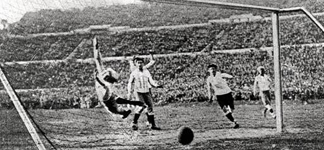 Una de las pocas imágenes de la final de la Copa del Mundo de 1930, en la que Uruguay venció a Argentina 4-2 en el estadio Centenario de Montevideo. / Cortesía