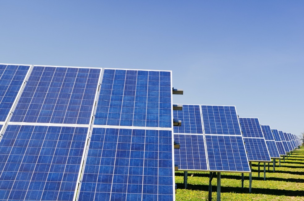 A la baja se presenta el costo de las energías verdes.