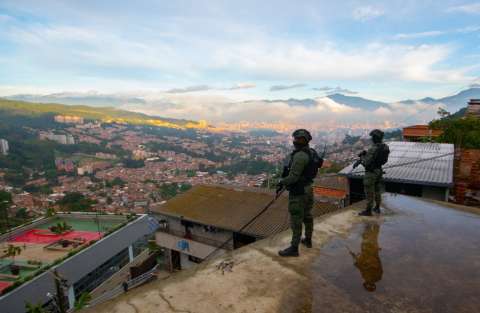 En 2023 hubo una reducción en las tasas de homicidio y desplazamiento en Antioquia
