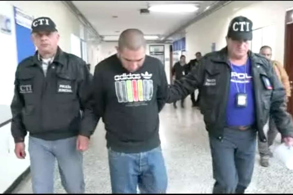 El hombre, conocido con el alias de "Lucho", es llevado por agentes del CTI de la Fiscalía hasta su lugar de reclusión. / Archivo particular