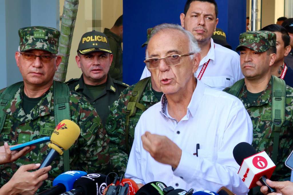 CUC400. CÚCUTA (COLOMBIA), 19/01/2025.- El ministro de Defensa de Colombia, Iván Velásquez (d), habla durante una rueda de prensa este domingo, en Cúcuta (Colombia). El Gobierno colombiano y las Fuerzas Militares están centrados en el envío de ayuda humanitaria y el rescate de personas en riesgo por los combates entre la guerrilla del Ejército de Liberación Nacional (ELN) y una disidencia de las FARC en la convulsa región del Catatumbo, que ha dejado más de 80 muertos, informaron las autoridades. EFE/ Mario Caicedo