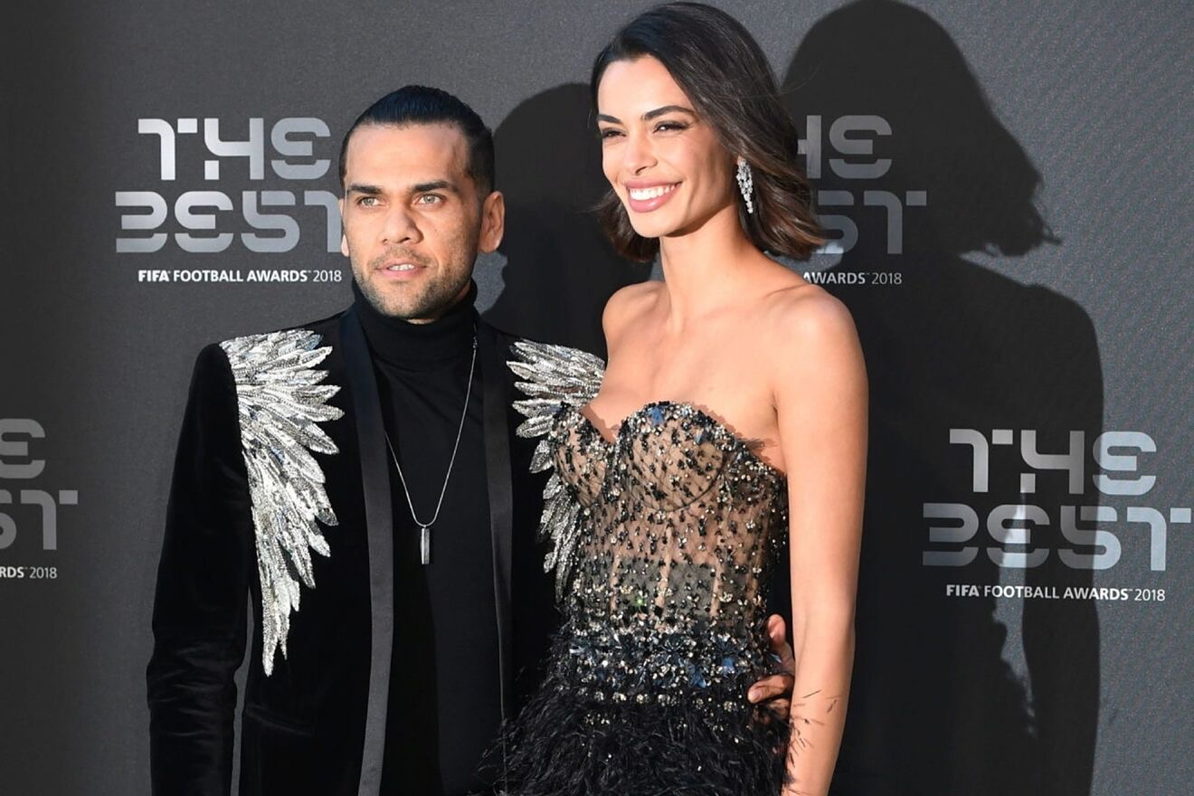 La modelo y el deportista se conocieron por unos amigos comunes en el 2016, y un año después ya celebraron una boda secreta en Formentera. Antes de ese matrimonio, Alves estuvo casado con Dinora Santana, su primera mujer y madre de sus hijos.
