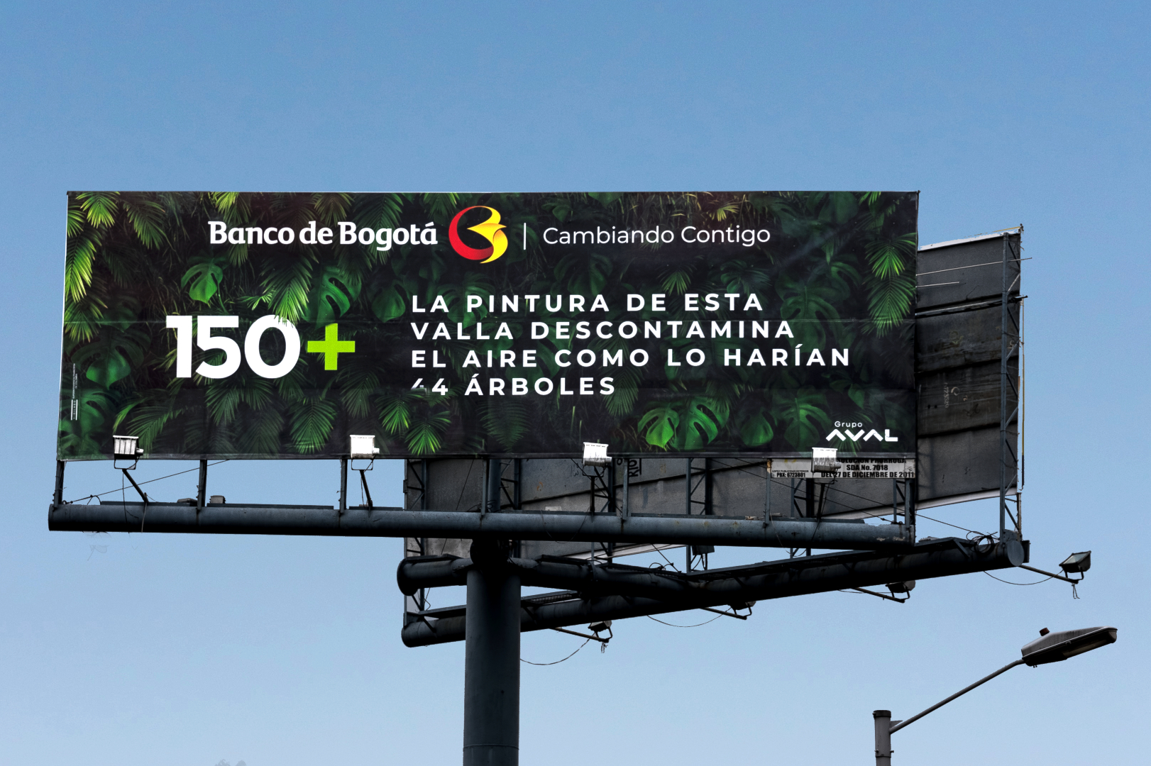 El mural instalado en la Dirección General de Banco de Bogotá está hecho con pintura fotocatalítica y absorbe la misma cantidad de CO2 que un bosque de 800 árboles.