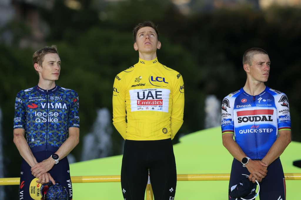 Nice (France), 21/07/2024.- Yellow Jersey and Tour de France overall winner Slovenian rider Tadej Pogacar (C) of UAE Team Emirates, second placed Danish rider Jonas Vingegaard (L) of Team Visma Lease a Bike and Belgian rider Remco Evenepoel (R) of Soudal Quick-Step pose on the podium after the 21st and final stage of the 2024 Tour de France cycling race over 33km Individual time-trial (ITT) from Monaco to Nice, 21 July 2024. (Ciclismo, Francia, Eslovenia, Niza) EFE/EPA/GUILLAUME HORCAJUELO