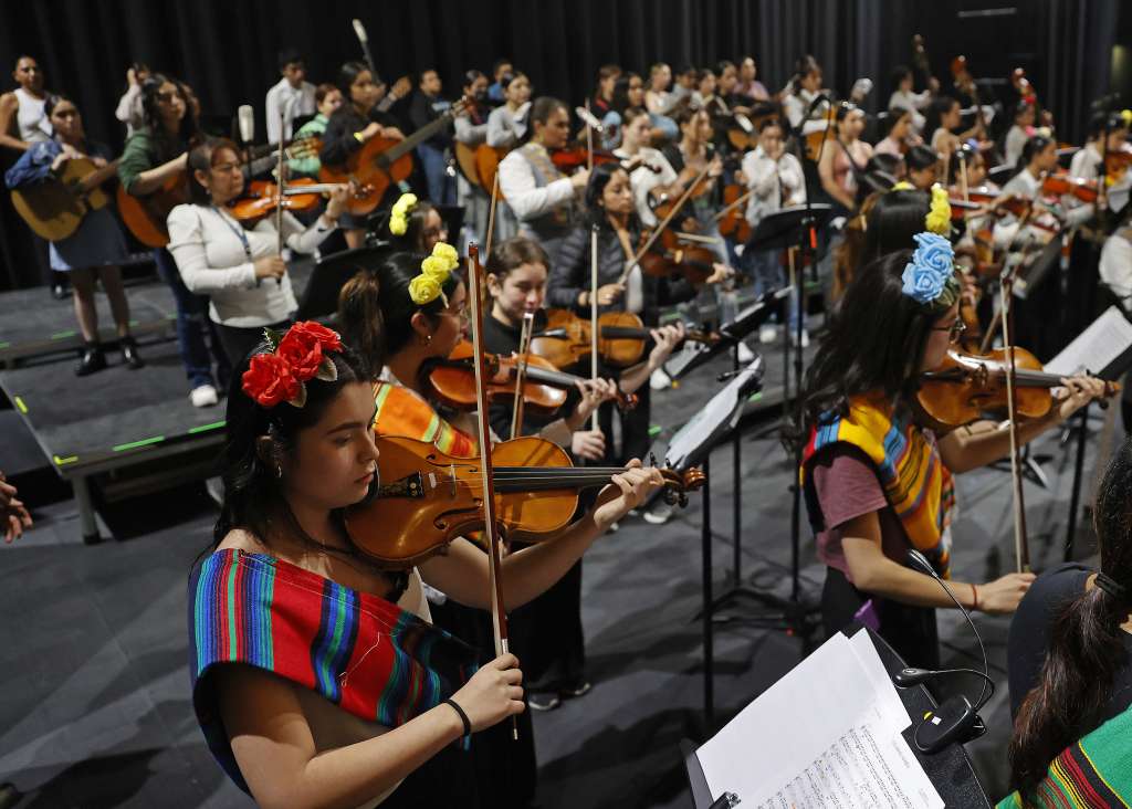 AME6682. BOGOTÁ (COLOMBIA), 26/06/2024.- Integrantes del Mariachi Femenil de Tecolotlán 'Ana Bertha Lepe' ensayan el 22 de junio de 2024 en el Centro Nacional de las Artes Delia Zapata Olivella, en Bogotá (Colombia). En un momento en el que bandas como los Mariachi Vargas de Tecalitlán viven su apogeo musical, las nuevas generaciones de jóvenes mexicanas comienzan a buscar su hueco en la industria reivindicando sus voces y su manejo de las trompetas, violines, vihuelas y guitarrones con los éxitos de Chavela Vargas y Lola Beltrán por bandera. EFE/ Mauricio Dueñas Castañeda