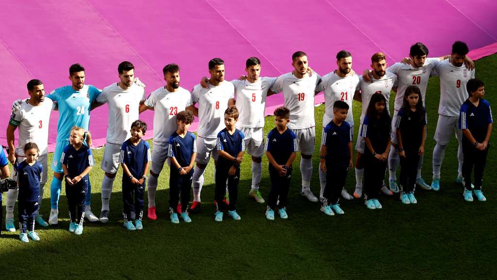 Doha (Qatar), 25/11/2022.- The team of Iran during the national anthem before the FIFA World Cup 2022 group B soccer match between Wales and Iran at Ahmad bin Ali Stadium in Doha, Qatar, 25 November 2022. (Mundial de Fútbol, Catar) EFE/EPA/Rungroj Yongrit