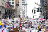 Protestas contra Trump y Musk en EE. UU.: “Quita las manos de nuestros empleos”