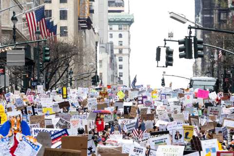 Protestas contra Trump y Musk en EE. UU.: “Quita las manos de nuestros empleos”