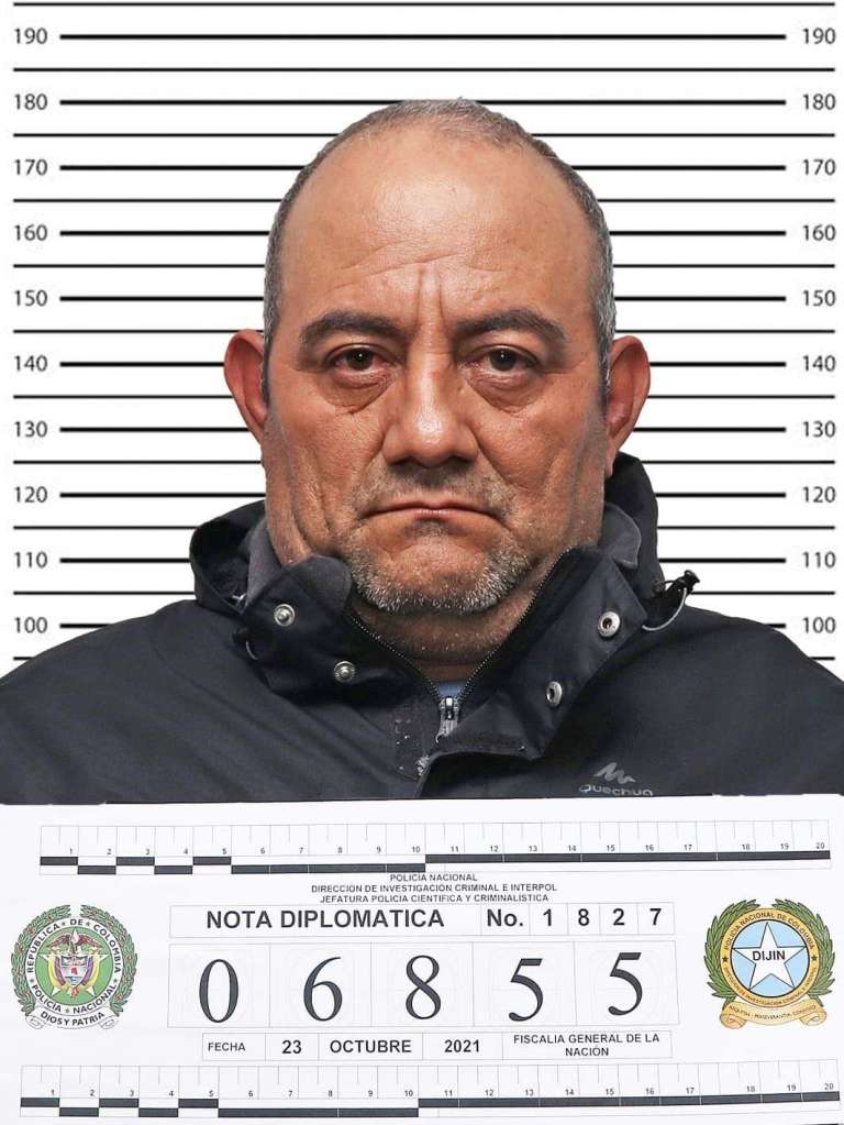 Dairo Antonio Úsuga, alias Otoniel, fue capturado el pasado 23 de octubre en zona selvática del Urabá antioqueño. Era el máximo líder del clan del golfo, la organización armada con mayor presencia en el país. Esta foto, con número de registro, marca un antes y un después en su carrera delictiva.