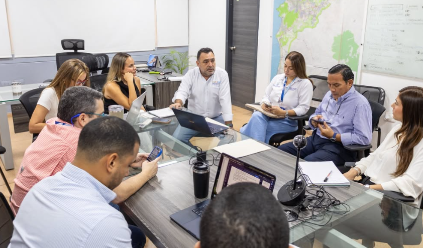 La Comisión de Empalme designada por la Alcaldía Distrital de Santa Marta acompañada de la alcaldesa encargada, Claudia Cuello, para dar inicio al proceso de entrega.