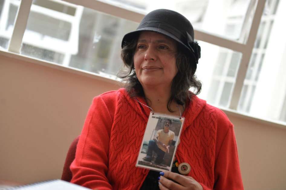 Luz Marina Hache busca a su "Negro" desde 1986. Apenas hasta el año 2001 se convenció de portar su foto en el cuello. / Foto: Jonathan Ramos.