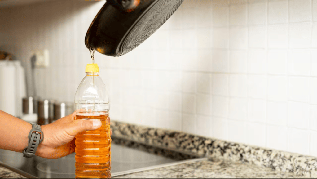 ¿Sabías que tan solo un litro de aceite vegetal usado puede llegar a contaminar 40,000 litros de agua si lo tiras simplemente por el lavaplatos?