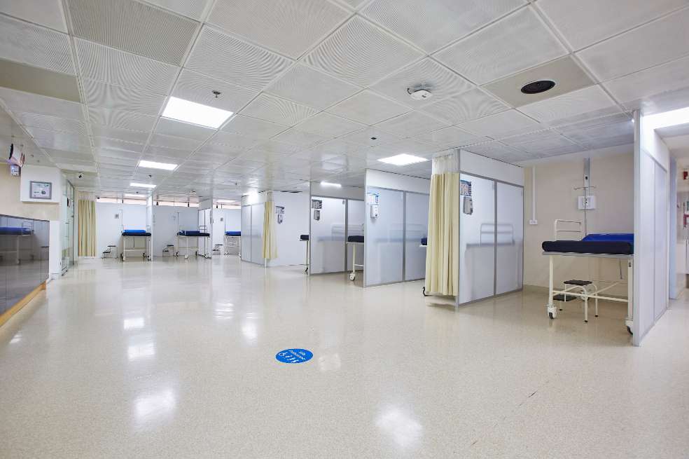 Esta infraestructura, que ya está lista para ser utilizada en el momento en que se requiera, según la evolución de la pandemia, será operada por el Hospital Universitario San Ignacio, institución reconocida por su amplia experiencia, calidad y capacidad asistencial, sumando esfuerzos con Compensar, en pro de la salud de los colombianos.