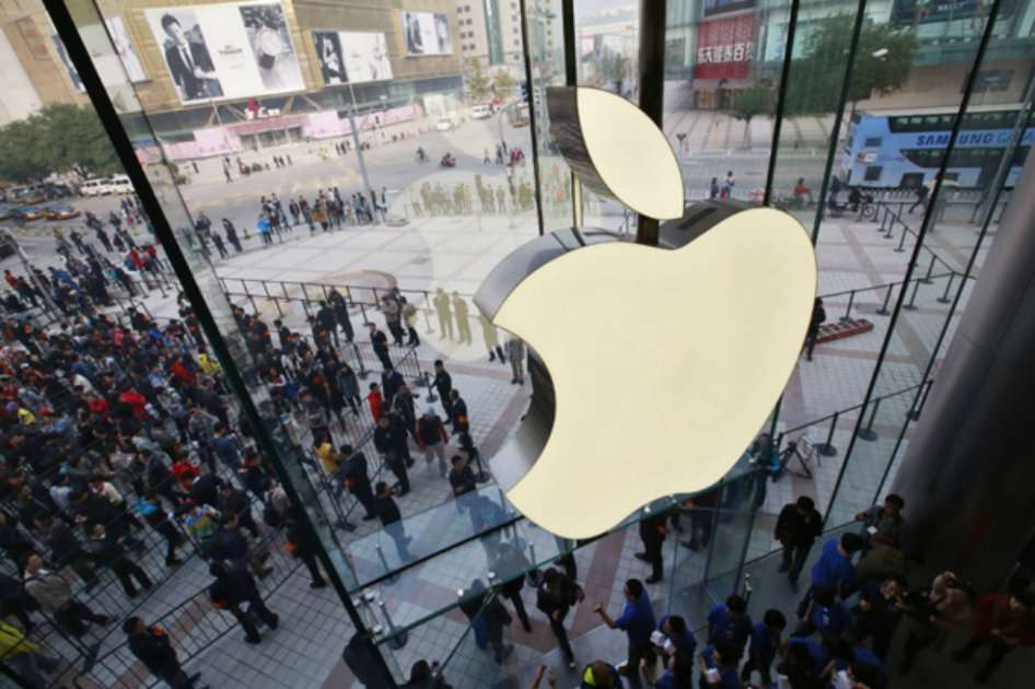 El gobierno combatiente de Ucrania, que urgió a su ciudadanía batallar contra las fuerzas rusas, pidió ayuda a todas las instancias, incluyendo al jefe de Apple, Tim Cook. / Bloomberg