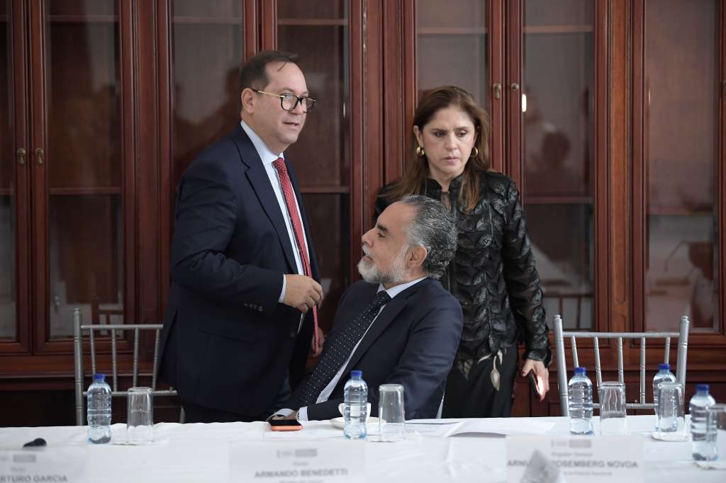 Javier Andres Baquero Maldonado, viceministro del Ministerio de Defensa Nacional; Lidio García Turbay, presidente del Senado y Armando Alberto Benedetti, ministro del Interior, en la reunión entre el gobierno y el congreso para trazar rutas de protección que frenen los ataques a líderes políticos de cara a las elecciones 2026.