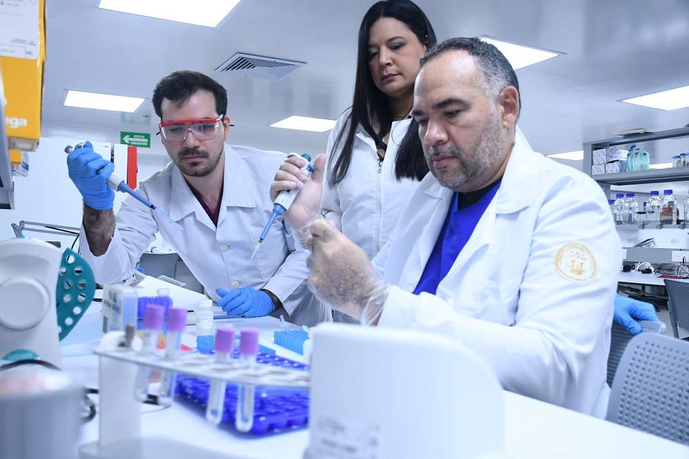 La dra. Zuleima Yáñez y parte de su equipo científico del grupo Gimegen de Unisimón