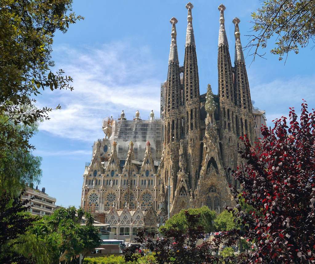 La Sagrada Familia es el monumento más conocido y característico de Barcelona.