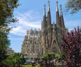 La Sagrada Familia, en Barcelona, reabre en homenaje al personal sanitario