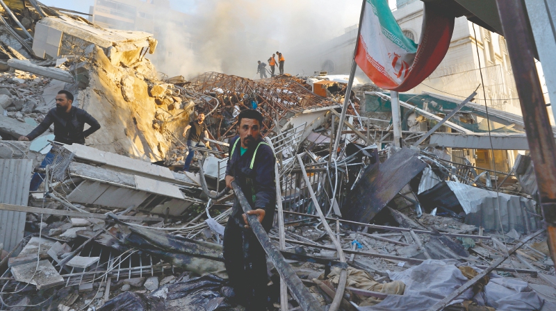 Los servicios de emergencia llegaron hasta un edificio afectado por un ataque aéreo en Damasco, el lunes 1 de abril de 2024, que demolió el Consulado de Irán en la capital siria.