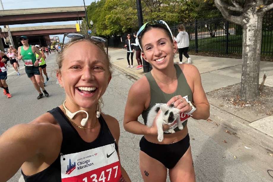 La atleta participaba en el Maratón de Chicago para recaudar fondos para PAWS Chicago.
