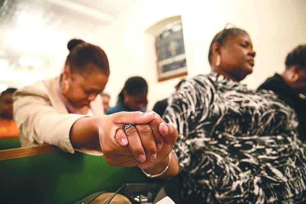 Vigilia en una iglesia de Harlem (Nueva York) por la muerte de nueve afroamericanos en Charleston. / AFP