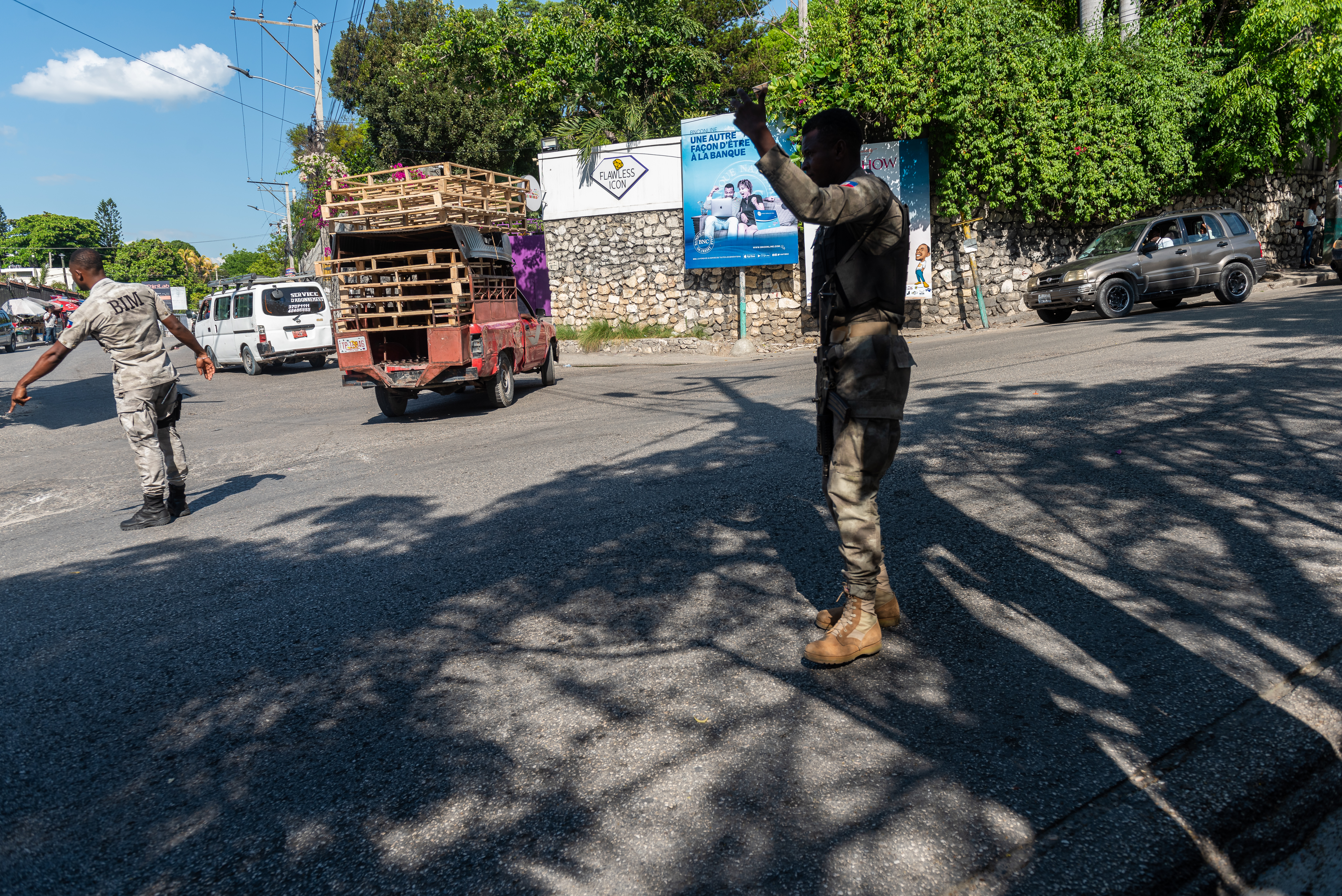 AME8145. PUERTO PRÍNCIPE (HAITÍ), 09/05/2022.- Policías haitianos hacen controles en las calles tras confirmarse el caso de un secuestro masivo, hoy, en Puerto Príncipe (Haití). La Policía Nacional de Haití y el Consulado Honorario de Turquía confirmaron este lunes el secuestro de un autobús en el que viajaban ocho ciudadanos turcos, un rapto que se produjo el domingo a las afueras de Puerto Príncipe. Desde el pasado 24 de abril, 400 Mawozo mantiene una guerra abierta con la banda Chen Mechan por el control de varias barriadas en el norte de la capital, enfrentamientos que han causado la muerte de al menos 75 civiles y el desplazamiento de por lo menos 9.000 personas. EFE/ Johnson Sabin