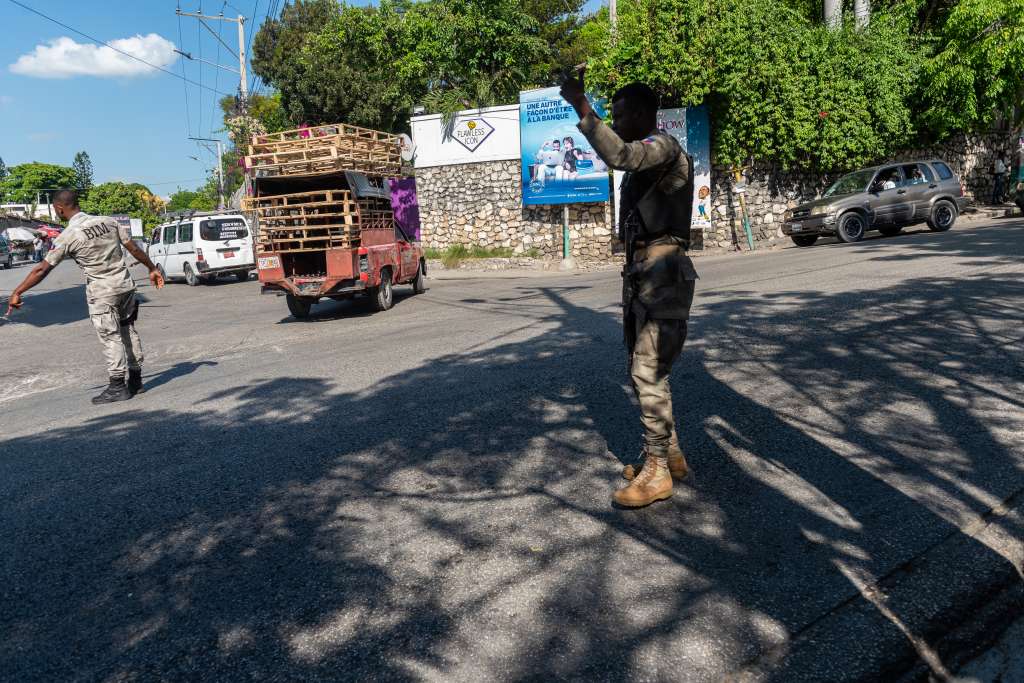 AME8145. PUERTO PRÍNCIPE (HAITÍ), 09/05/2022.- Policías haitianos hacen controles en las calles tras confirmarse el caso de un secuestro masivo, hoy, en Puerto Príncipe (Haití). La Policía Nacional de Haití y el Consulado Honorario de Turquía confirmaron este lunes el secuestro de un autobús en el que viajaban ocho ciudadanos turcos, un rapto que se produjo el domingo a las afueras de Puerto Príncipe. Desde el pasado 24 de abril, 400 Mawozo mantiene una guerra abierta con la banda Chen Mechan por el control de varias barriadas en el norte de la capital, enfrentamientos que han causado la muerte de al menos 75 civiles y el desplazamiento de por lo menos 9.000 personas. EFE/ Johnson Sabin
