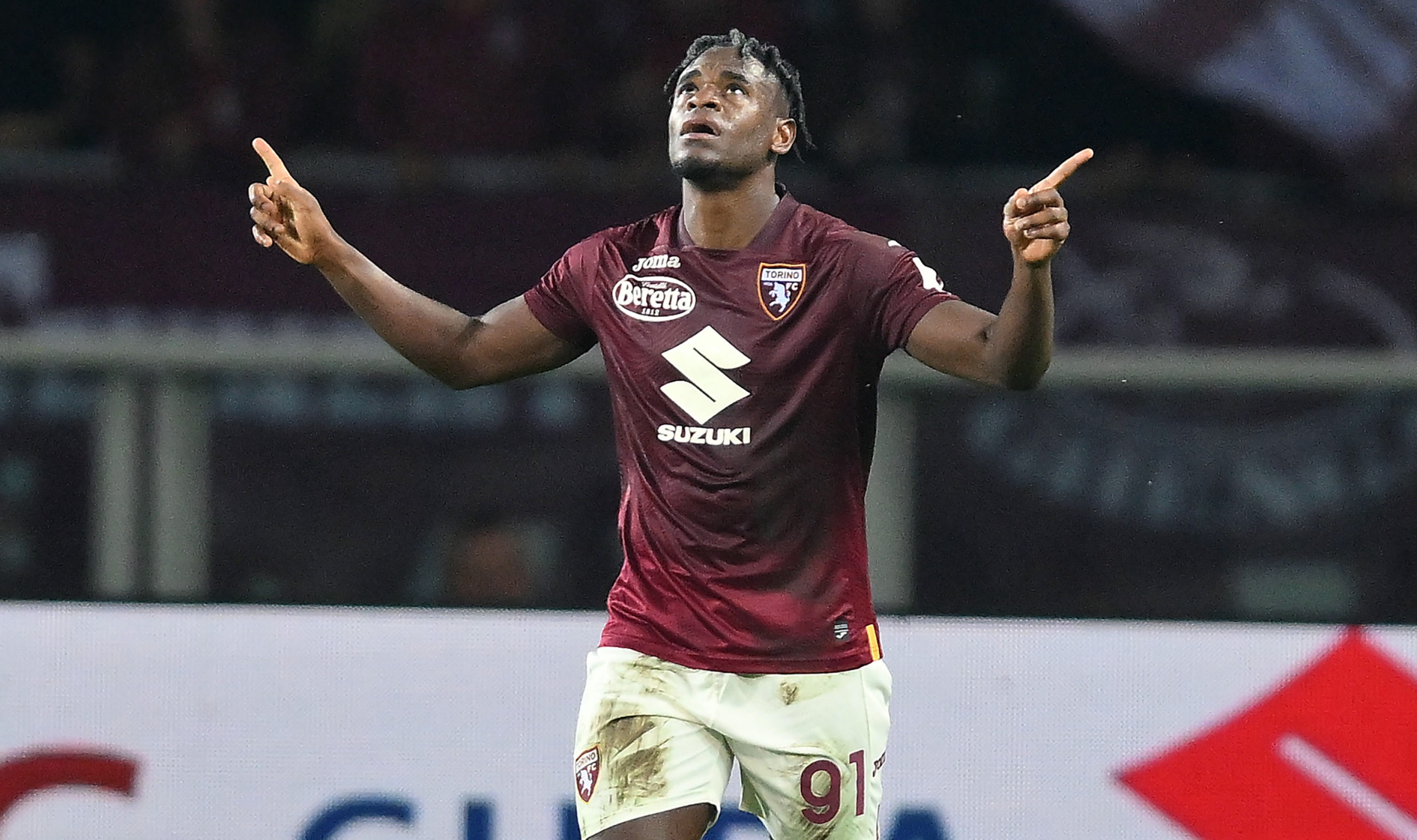 Turin (Italy), 24/09/2023.- Torino's Duvan Zapata celebrates after scoring the 1-1 equalizer goal during the Italian Serie A soccer match between Torino FC and AS Roma in Turin, Italy, 24 September 2023. (Italia) EFE/EPA/Alessandro Di Marco