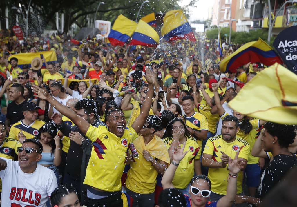 AME1894. CALI (COLOMBIA), 14/07/2024.- Aficionados de la selección colombiana de fútbol asisten al Bulevar del Río se preparan para ver la transmisión la final de la Copa América este domingo, en Cali (Colombia). Se espera que miles de seguidores de la selección colombiana se congreguen en parques, plazas y centros de eventos de todo el país para seguir juntos la final de la Copa América entre Argentina y Colombia. EFE/Ernesto Guzmán Jr.
